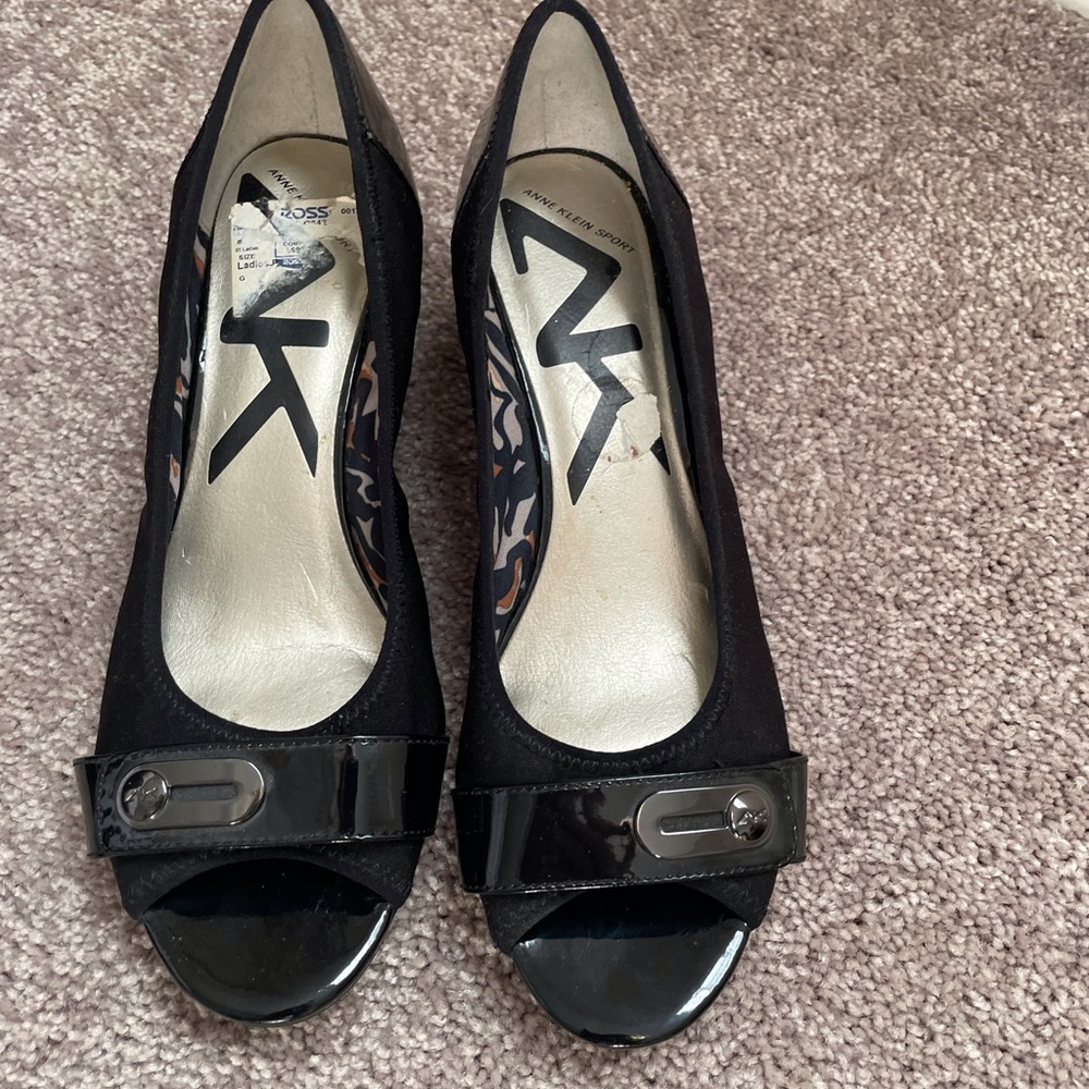 Ann Klein patent leather peep toes shoes